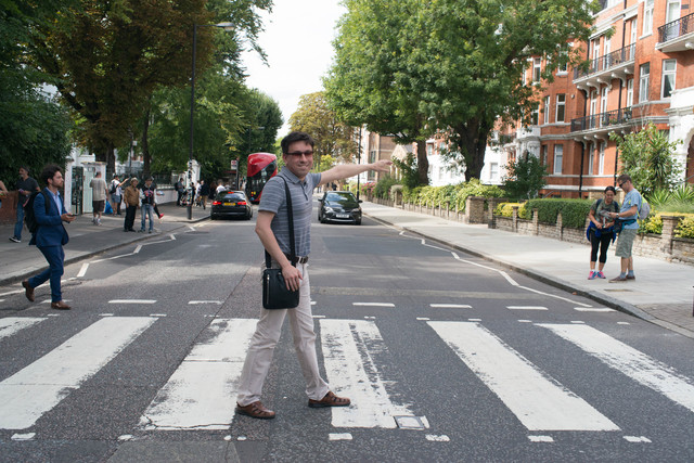 Молодой человек на переходе через Abbey Road