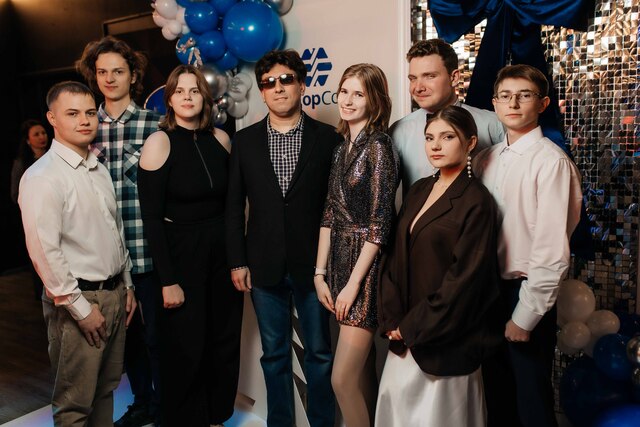 Группа людей на новогоднем празднике